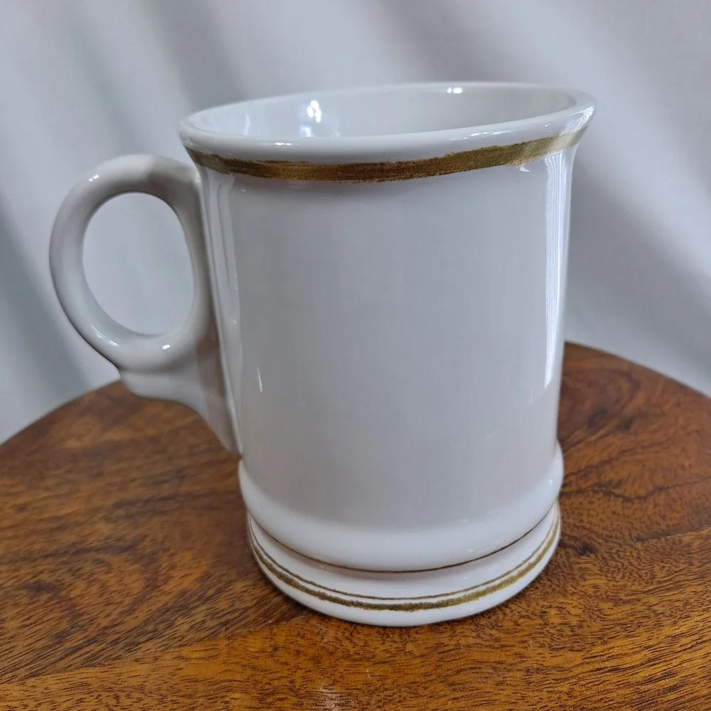Williams Sonoma Gold Trim 16oz T Monogram Mug